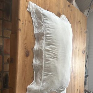 Elegant Bella Notte Persephone creamy White Lace Accent Pullow